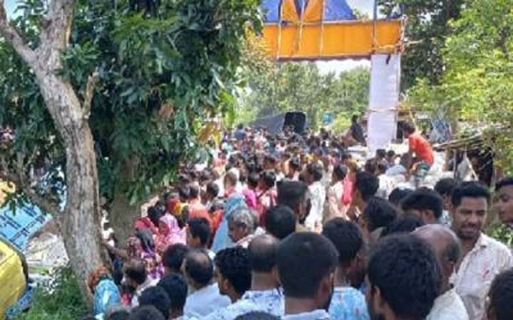 নওগাঁয় ট্রাকচাপায় ৫ আরোহী নিহত